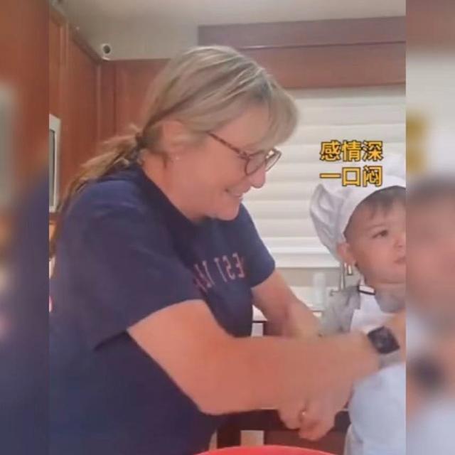 厨房|萌娃厨房帮妈妈打下手，随手抓食材往嘴里送火了，网友：防不胜防