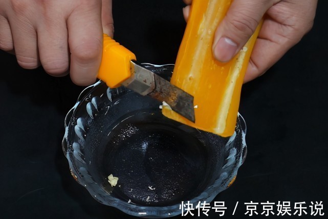 洗床单时，在洗衣机里倒一碗“水”，再脏的床单也能洗得干净如新