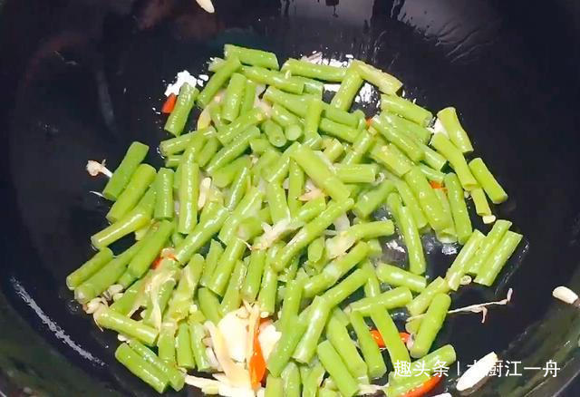 炒豆角|炒豆角时，先放油就错了！大厨教你这样做，豆角翠绿鲜香更入味