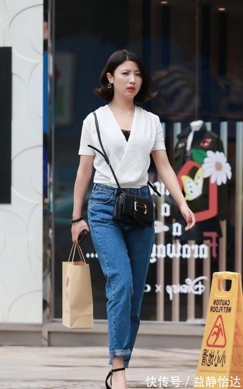 搭配|街拍,清爽舒适的白色上衣搭配牛仔裤,很有时尚活力