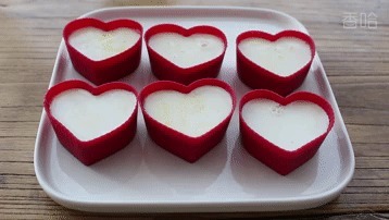 奶油焦糖布丁，1袋牛奶和少许糖，锅里简单一煮就成功