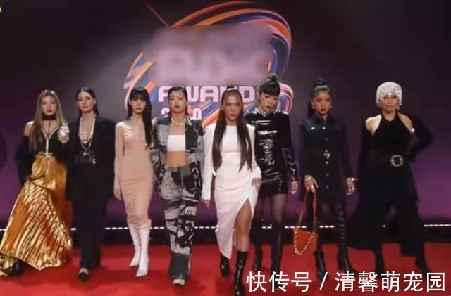 年末晚會變尷尬現(xiàn)場:座位插熒光棒充當(dāng)觀眾,七大獎無人到場領(lǐng)取