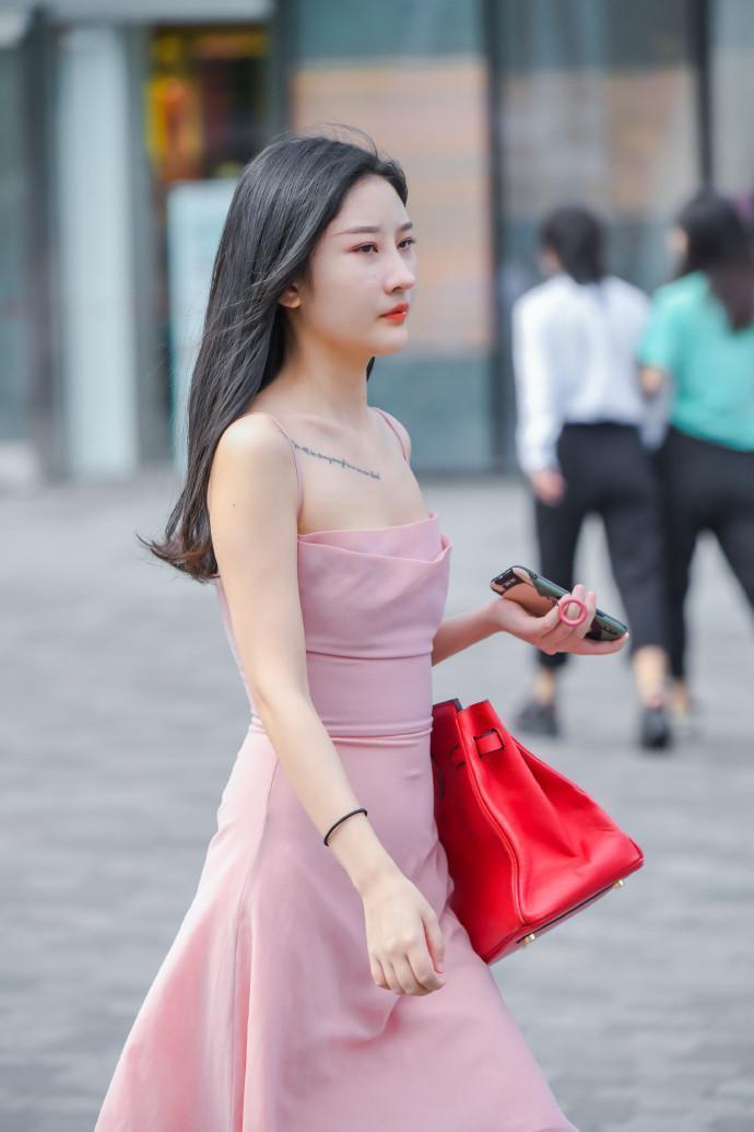 街拍街头上最可爱的萝莉,这一身粉红色短裙尽显魅力吧