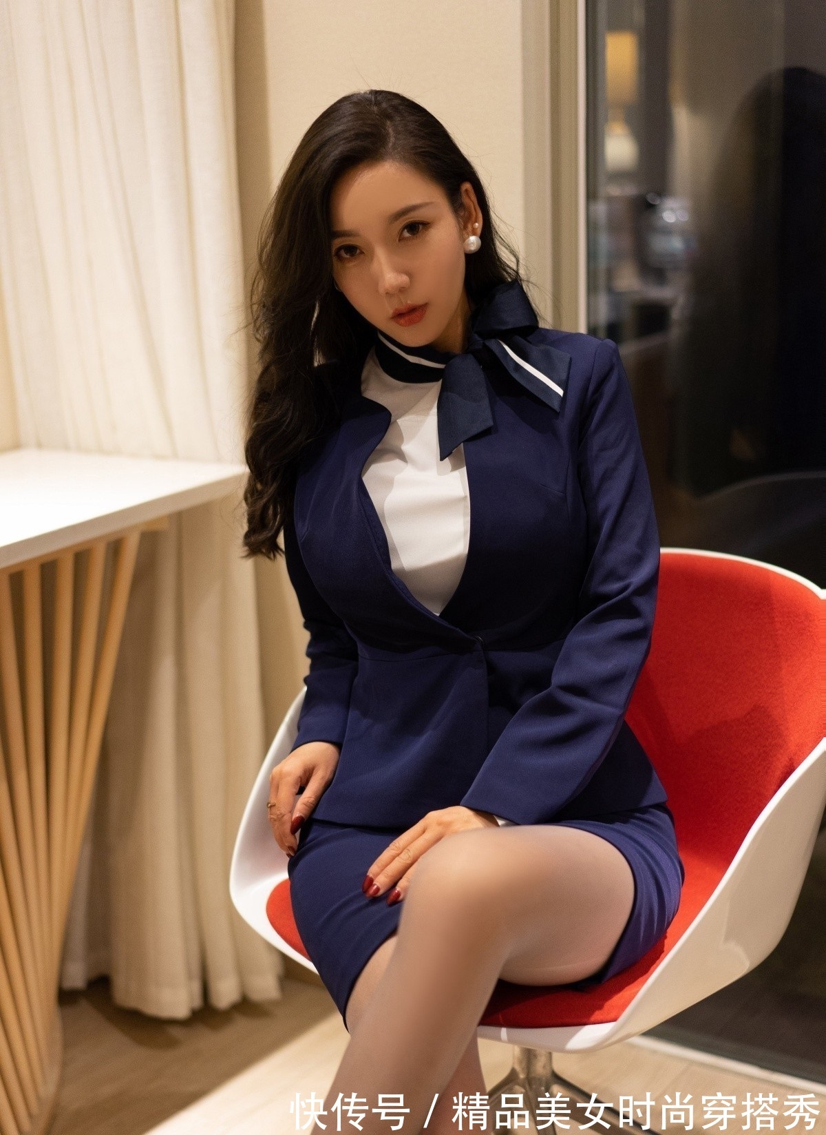 干净利落 藏蓝色西装套装,内搭白色的衬衫,干净利落却又兼备优雅