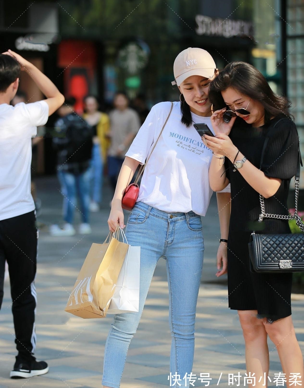 清新感 短袖搭配牛仔裤,白色和蓝色搭配在一起,能搭配出一种时髦感