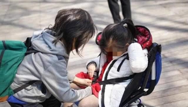 老一辈|双胞胎姐妹,一个妈妈带一个奶奶带,一年后两人差距不止一点点