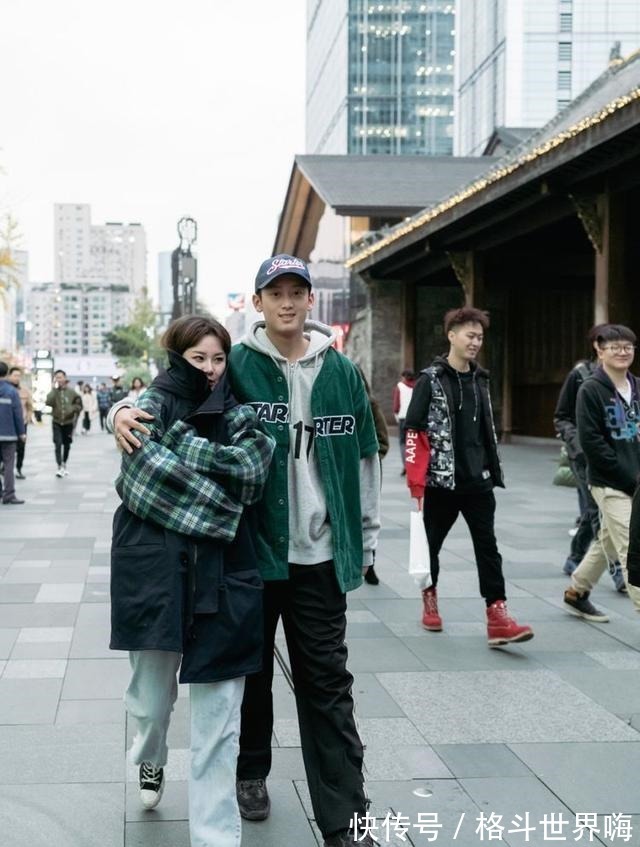 |街拍关于喜欢你这件事,就当闹了个笑话吧!