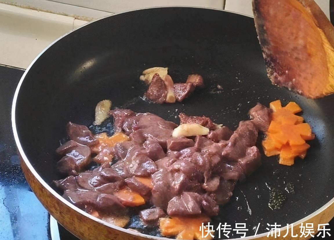 猪肝一炒就变老?因为你只会傻腌制!多加1步,吃起来又香又嫩