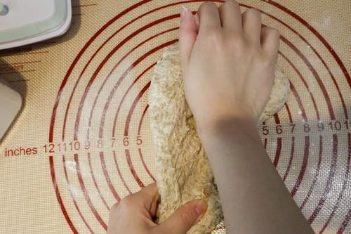 蒸馒头发面有人用酵母，有人用牛奶，却不知用它发面，馒头更蓬松