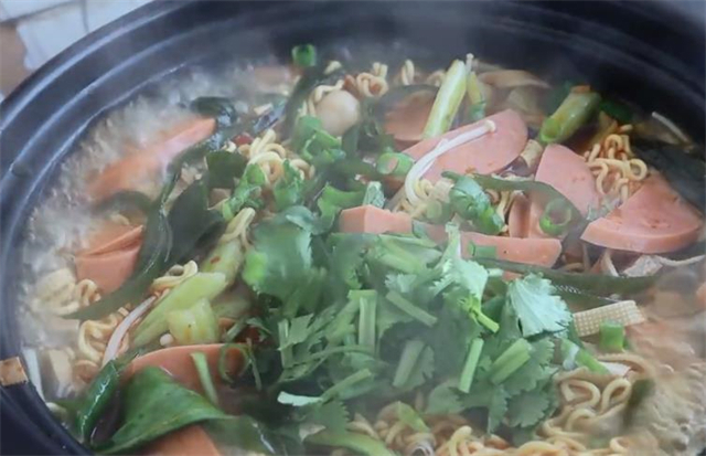 豆腐皮|砂锅方便面怎样做才好吃?原来在家做如此简单,一次做一锅不够吃