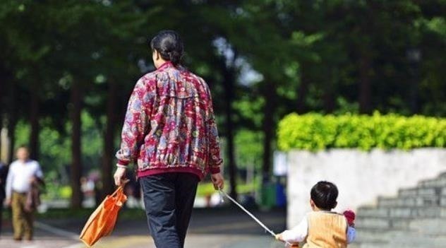 孩子|为什么如今都是姥姥带娃,奶奶都去哪了看完你就知道了!