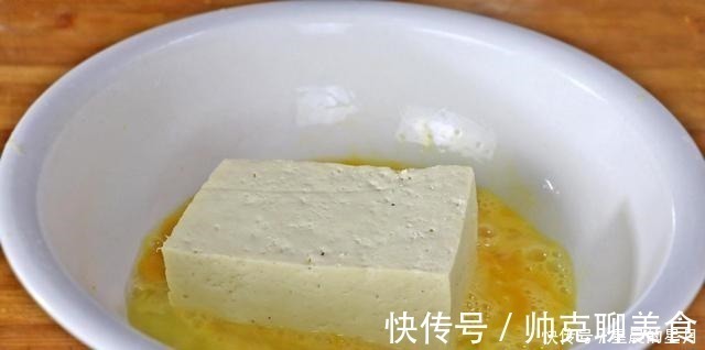 豆腐我家从不红烧，简单一压一搅，出锅太香了，上桌连汤汁都不剩
