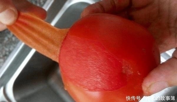大厨|给西红柿去皮不需开水烫，大厨教大家一个去皮方法，几分钟就能搞定