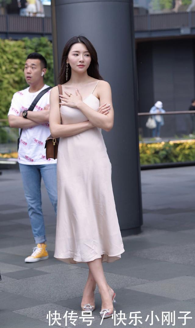 美女搭配一双高跟鞋,银白色凸显出女性的优雅气质