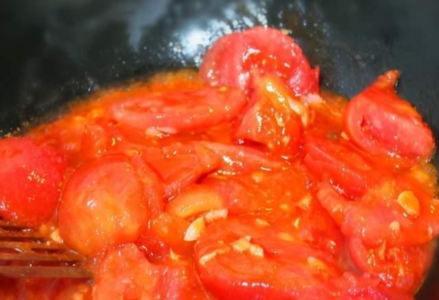 烧茄子时,有人腌制有人直接下锅炒,大厨:都不对,教你正确做法