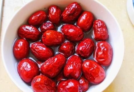 春天吃红枣,教你1个做法,不煮粥不蒸饭,每天吃点红润有气色