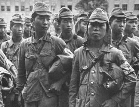 墓碑|日军进村屠杀村民，见到一块墓碑，上面写着3个字，立马下跪磕头