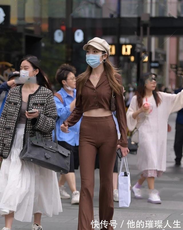 气质 舒适随意的打底裤穿搭尽显青春朝气，优雅舒适全都有，气质突出！