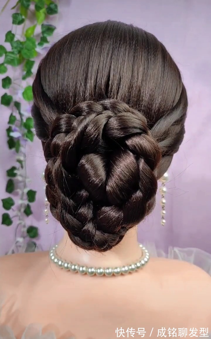 盘发|留长发的中老年人别再披头发了,装嫩又没气质,盘起来时髦又减龄