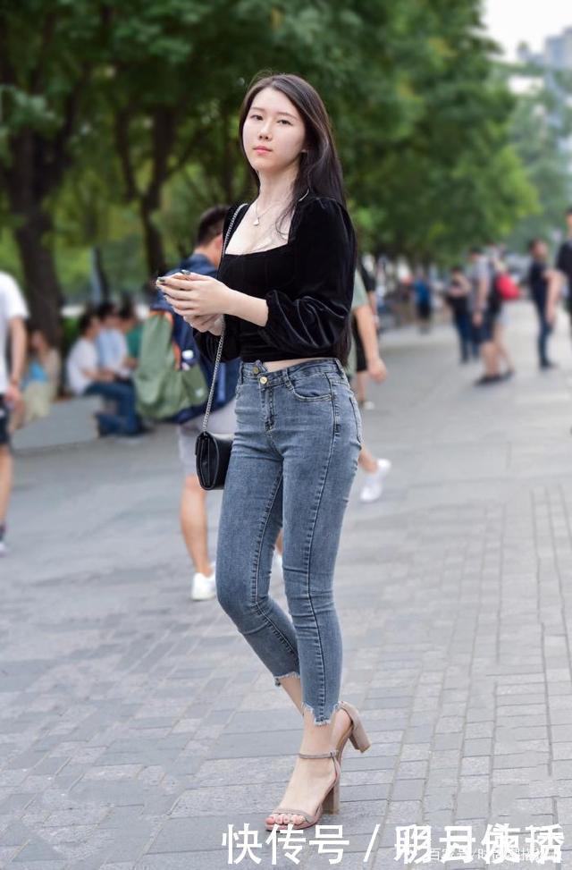 衣品好的时尚女生,穿牛仔裤也能美出新感觉,值得借鉴