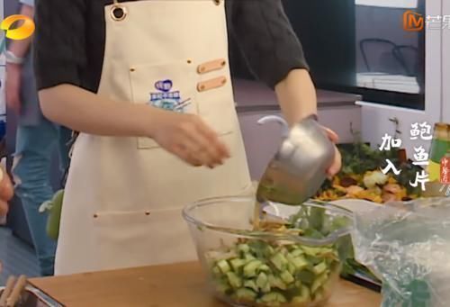 黄瓜|赵丽颖做九孔拍黄瓜,虽卖相十足,可看了用啥装盘的懵了,原谅我一口吃不下