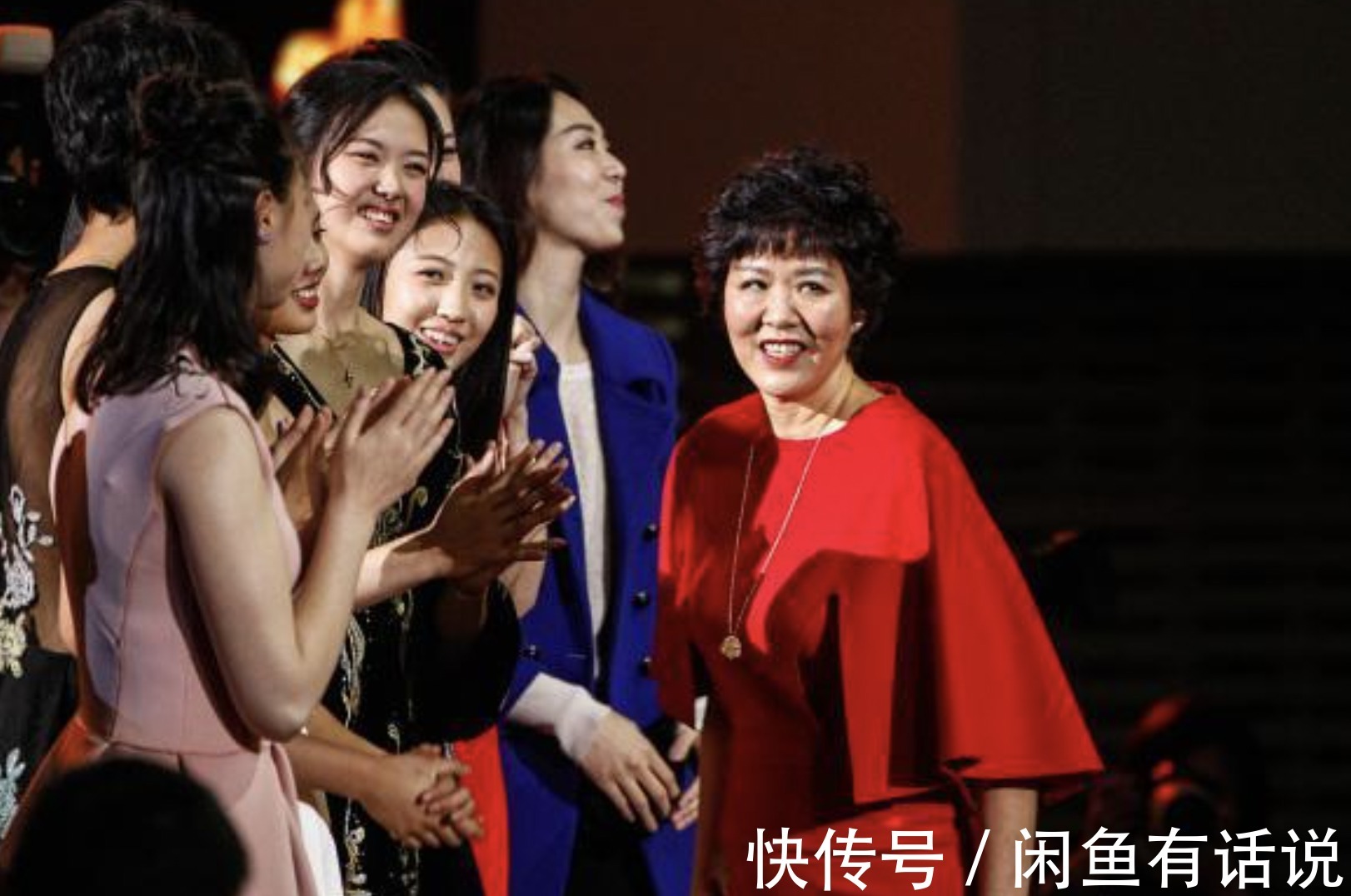 时髦|郎平认真打扮好惊艳！穿红色礼服裙优雅大气，配“大妈卷”也时髦