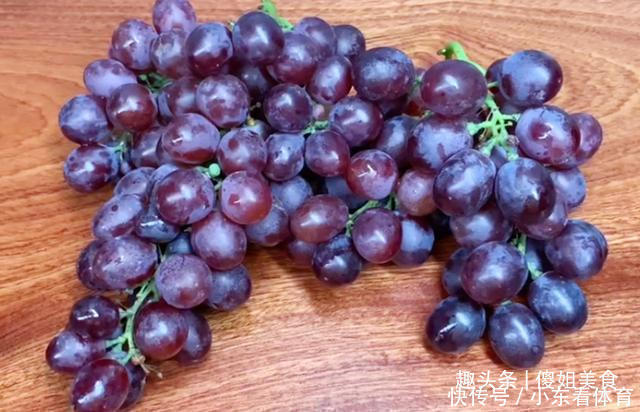 洗葡萄时，用盐还是用面粉？果农：都不对，如此洗吃着才放心