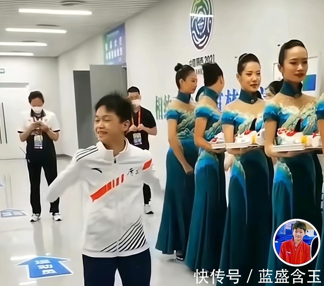 小小年纪|被一群美女簇拥!全红婵故意歪着身子偷窥,站直了后一顿搞笑摆拍!