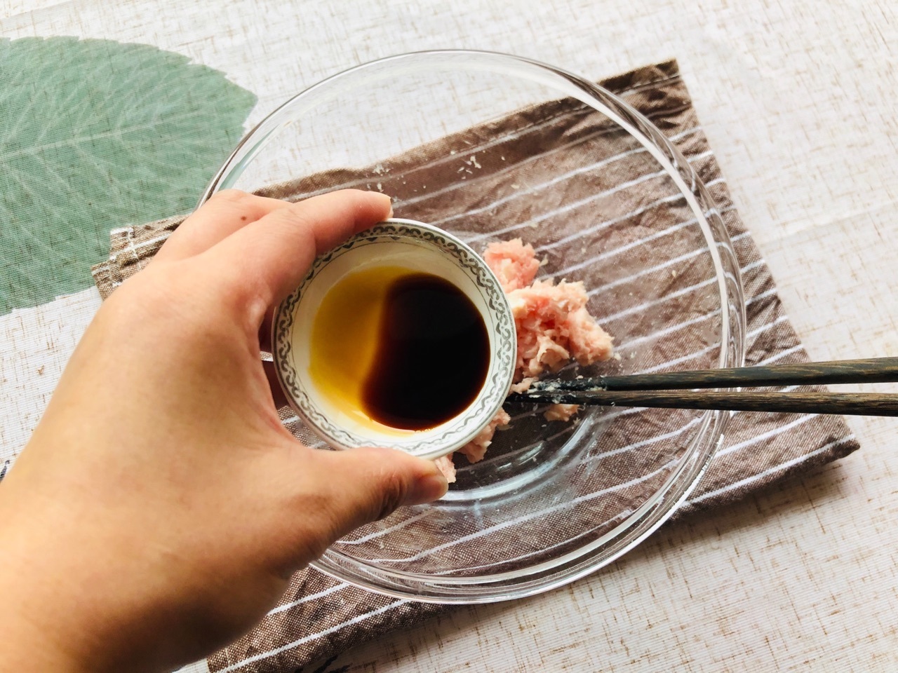 自制香煎藕盒，自己做干净卫生还少油，外酥里嫩，比买的还好吃！