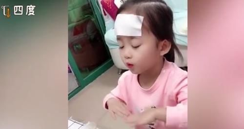 优雅|仪式感满满！萌娃喝药时举止端庄动作优雅
