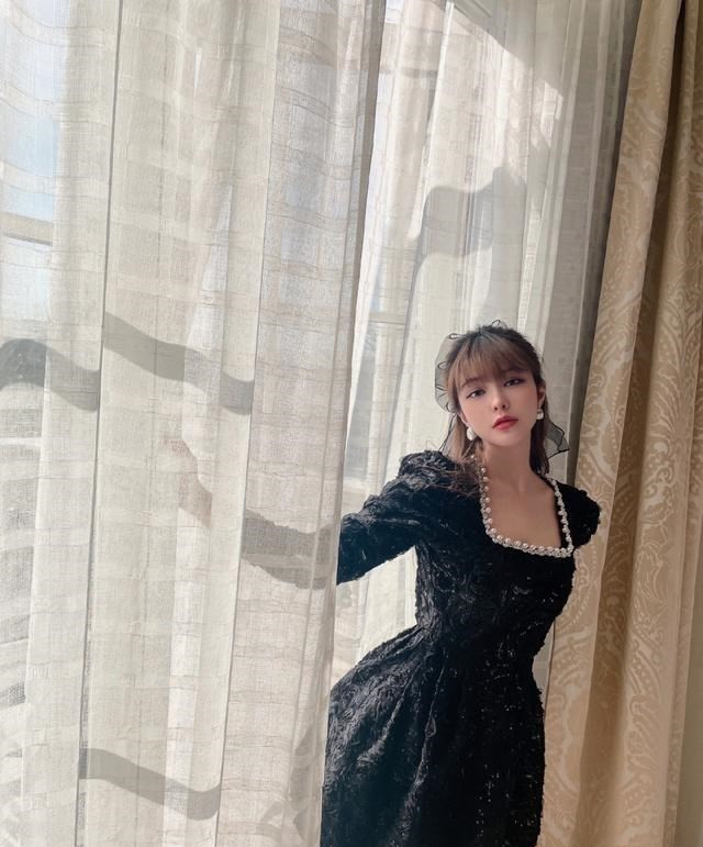 连衣裙|周扬青“名媛式”穿搭真迷人, 黑短裙风格减龄又显腿, 千金风好绝