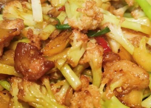 肉香|干锅花菜这样做太好吃,搭配五花肉一起炒,肉香扑鼻,营养解馋