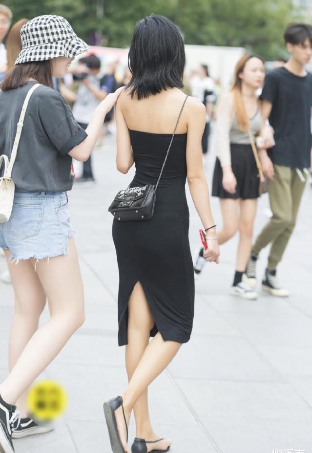 报废|高跟鞋都穿“报废”,鞋面变真空,勉强用线条“扯”着穿