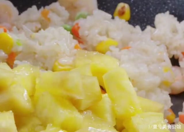 简单好吃的咖喱菠萝炒饭，鲜甜微辣，营养解馋，家人都爱吃