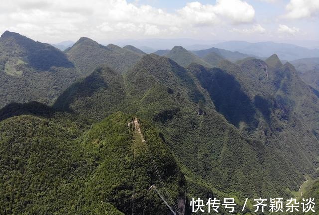 巴山大峡谷|航拍夏日的巴山大峡谷，青山连绵起伏耸立云中