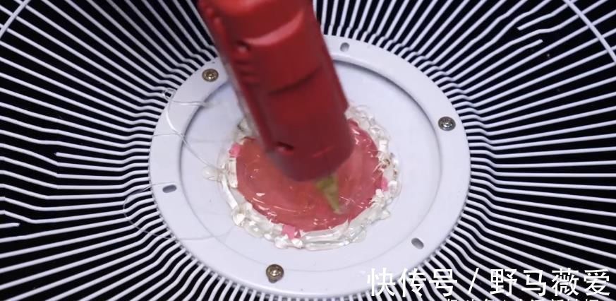 热熔胶|电风扇坏了不要扔,在中间加一个大塑料瓶,全家人看了都夸好