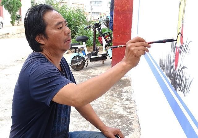 张建军!南华8名画家书法家手绘壁画 助力文明城市创建