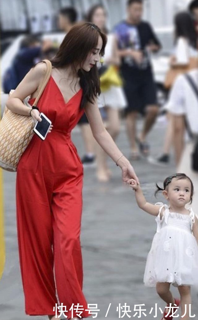 带孩子逛街的时尚辣妈，一点都看不出是位宝妈呢