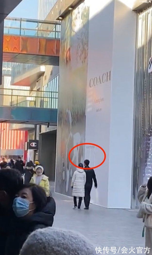 乒乓球|世界冠军丁宁疑恋情曝光！与男子街头牵手热聊，小鸟依人紧贴男方