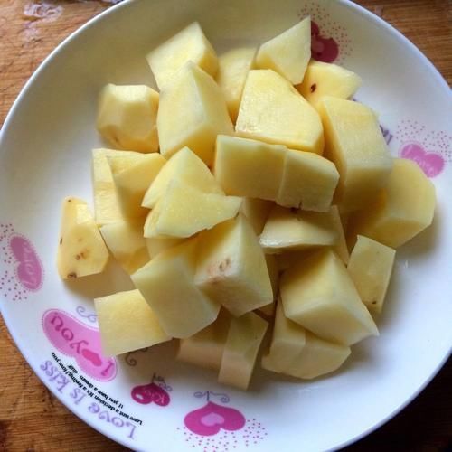 土豆炖牛肉时,牢记两个小窍门,牛肉软烂,土豆可口