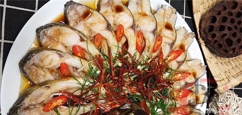 大厨|蒸鱼别再老一套了,大厨教你孔雀鱼的制作方法,好看更好吃