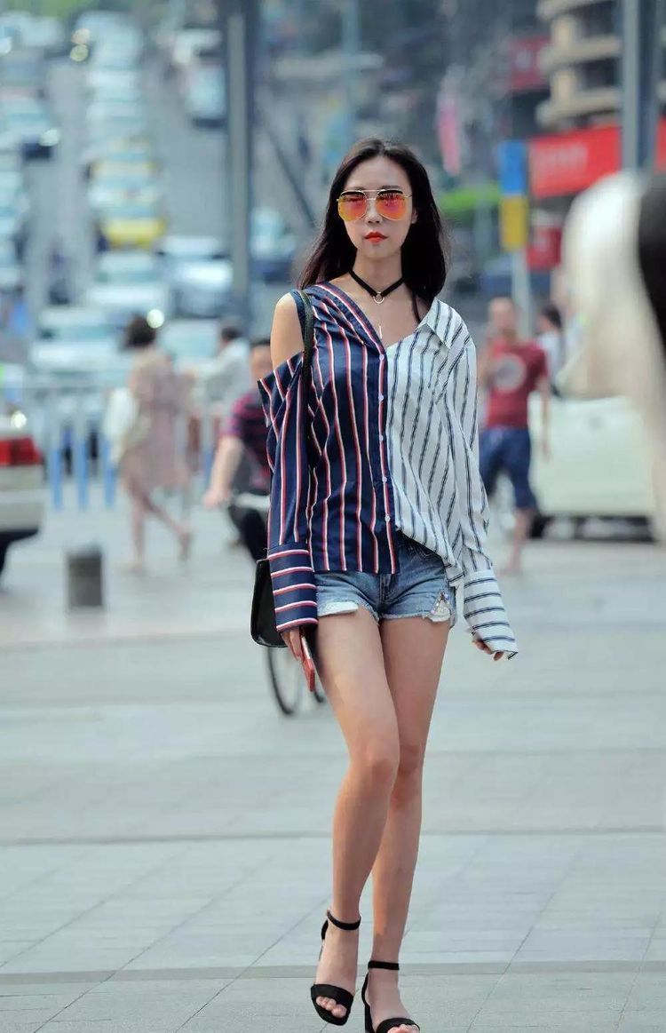 搭配|身穿拼接色衬衫的小美女，搭配高腰短裤，轻松多变的风格谁不爱呢