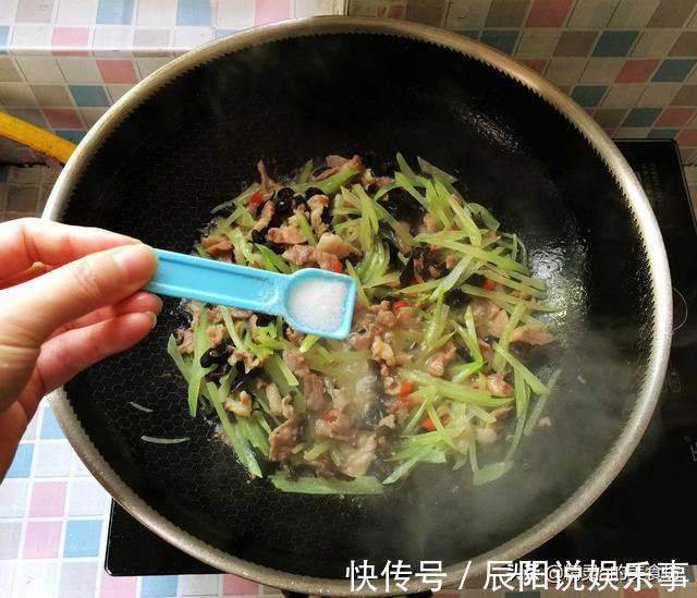 一人|我和儿子的简餐，30分钟搞定，一人一大盘，儿子直呼太好吃啦