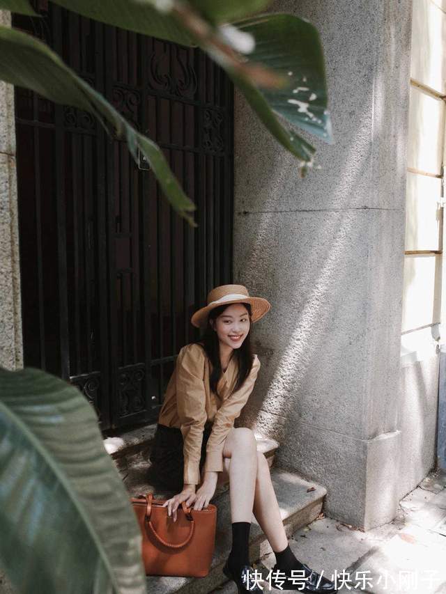 针织开衫 秋季小个子该怎么穿?针织开衫搭配白色半身裙,显得时尚又可爱