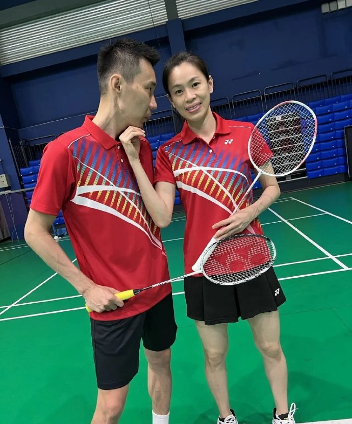 羽毛球|李宗伟拜年瘦脱相!39岁妻子美艳戴2000万手表,一家住皇宫附近