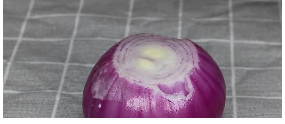 洋葱片|洋葱不要总是炒着吃，淋两个鸡蛋，试试这样做，出锅酥香又解馋