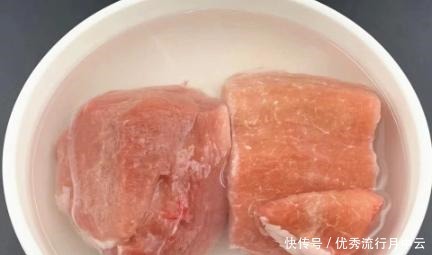  冷冻肉解冻，别直接用水泡！老师傅教你，快速解冻，肉质新鲜