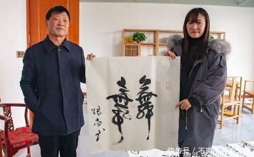 为我题|这位老人有双手同写中华“乾坤体”的绝活,国外贵宾看后也都称奇