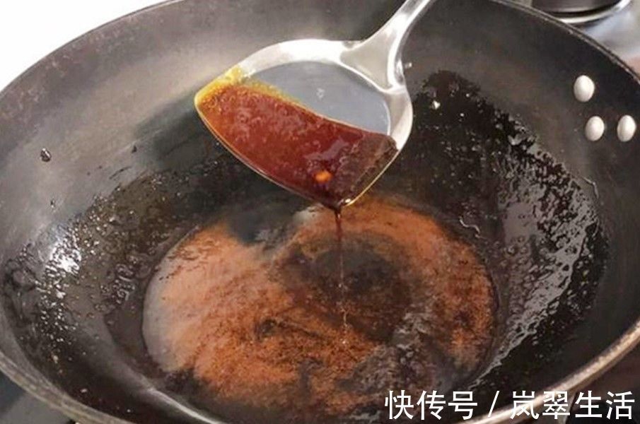 炒糖色时,冰糖直接下锅炒是大忌!多加这1步,糖色不发苦更红亮