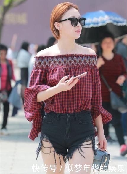 红色一字肩T恤搭配黑色牛仔裤,高腰设计,不仅显瘦还百搭